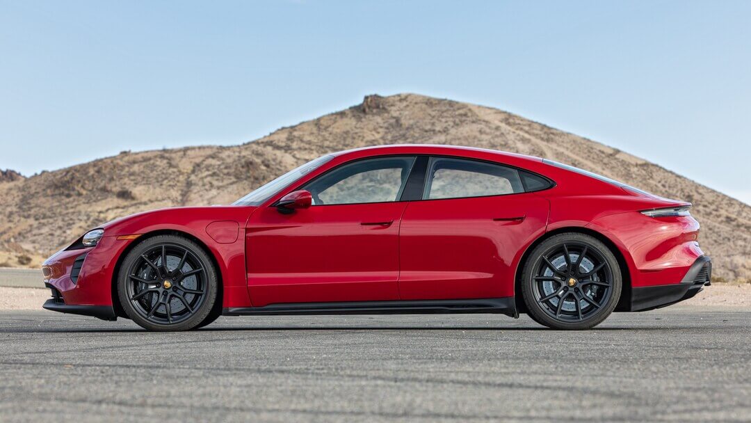 Porsche Taycan GTS (2022-2024) вид сбоку, силуэт, двери, колеса, экстерьер