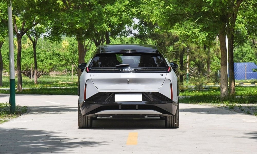 Zeekr X Privilege AWD (2023-…) вид сзади, задние фонари, багажник, спойлер, эмблема, бампер, экстерьер