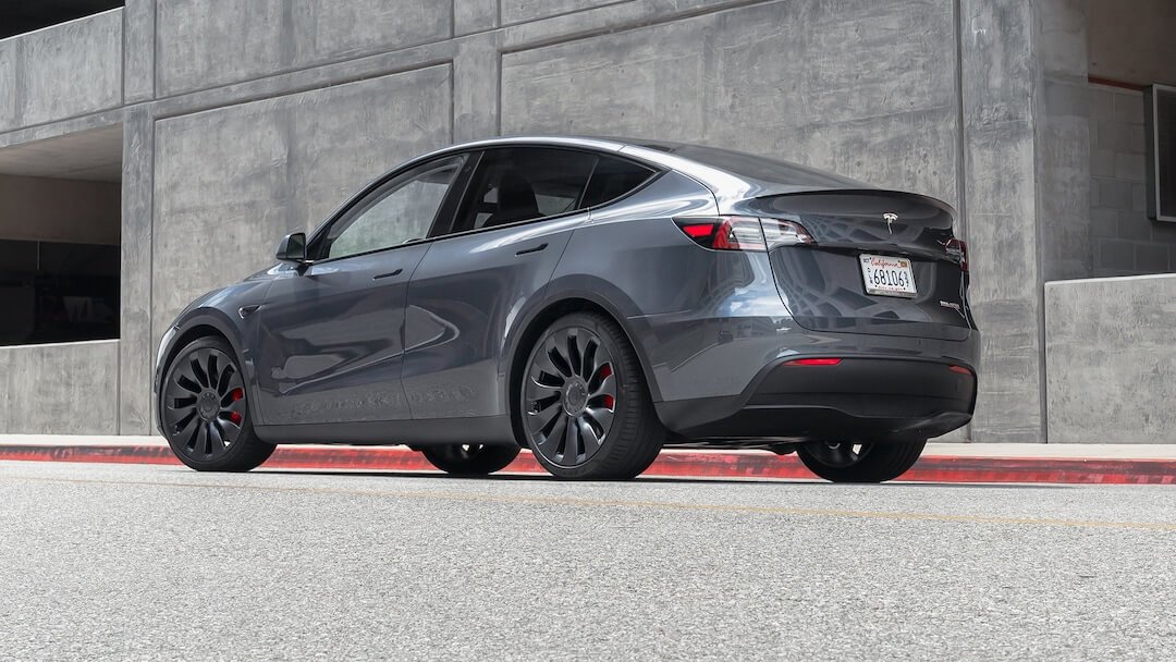 Tesla Model Y Performance (2020-2025) задняя часть в три четверти, вид в три четверти, диагональ, экстерьер