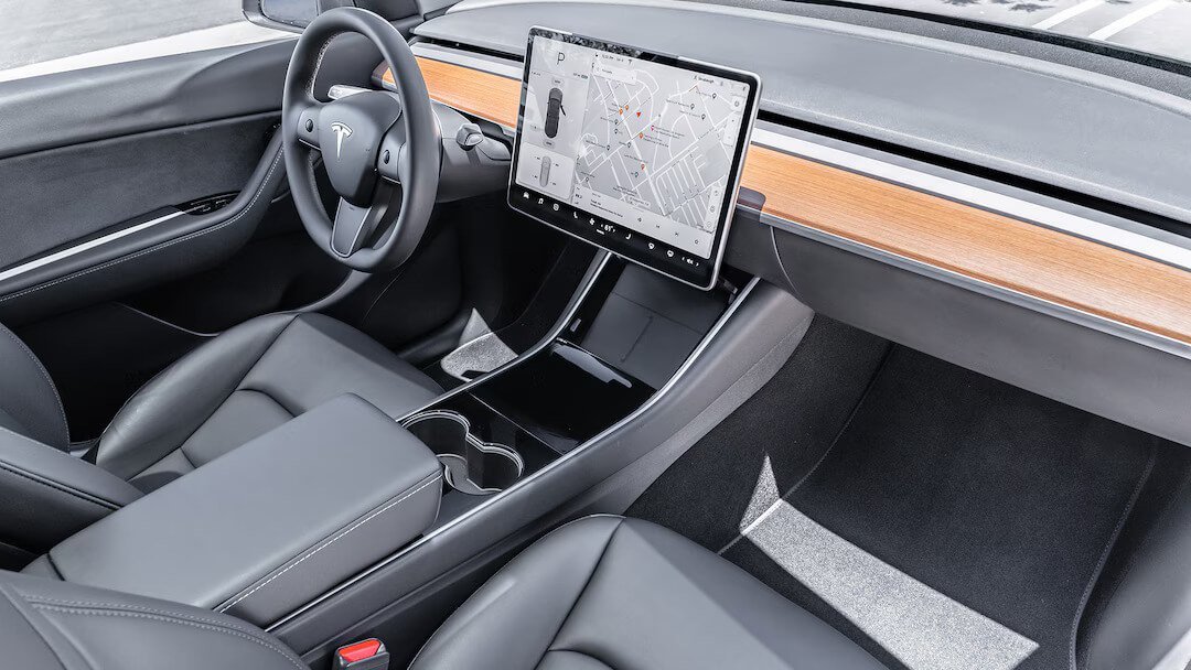 Tesla Model Y Performance (2020-2025) интерьер, переднее сиденье, водительское сиденье, приборная панель, рулевое колесо, информационно-развлекательная система, кокпит