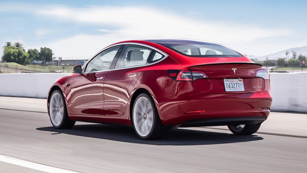 Tesla Model 3 Performance (2018-2024) задняя часть в три четверти, вид в три четверти, диагональ, экстерьер