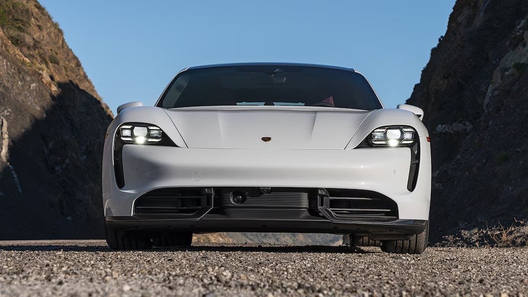 Porsche Taycan Turbo S (2020-2024) передняя часть, решетка радиатора, фары, бампер, экстерьер