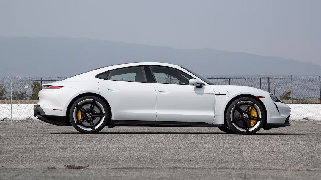 Porsche Taycan Turbo S (2020-2024) вид сбоку, силуэт, двери, колеса, экстерьер