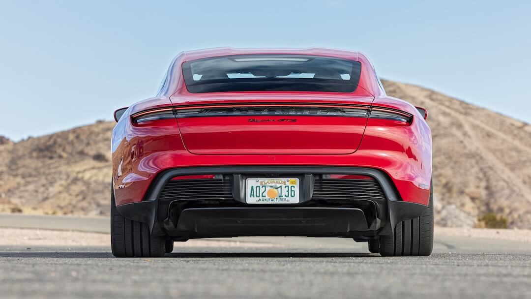 Porsche Taycan GTS (2022-2024) вид сзади, задние фонари, багажник, спойлер, эмблема, бампер, экстерьер