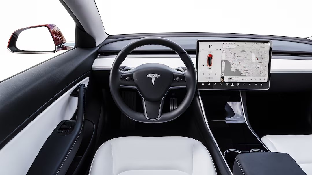 Tesla Model 3 Performance (2018-2024) интерьер, переднее сиденье, водительское сиденье, приборная панель, рулевое колесо, информационно-развлекательная система, кокпит