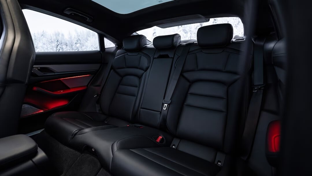 Porsche Taycan 4S Plus (2020-2024) задние сиденья, пассажирские сиденья, пространство для ног, пространство над головой, интерьер