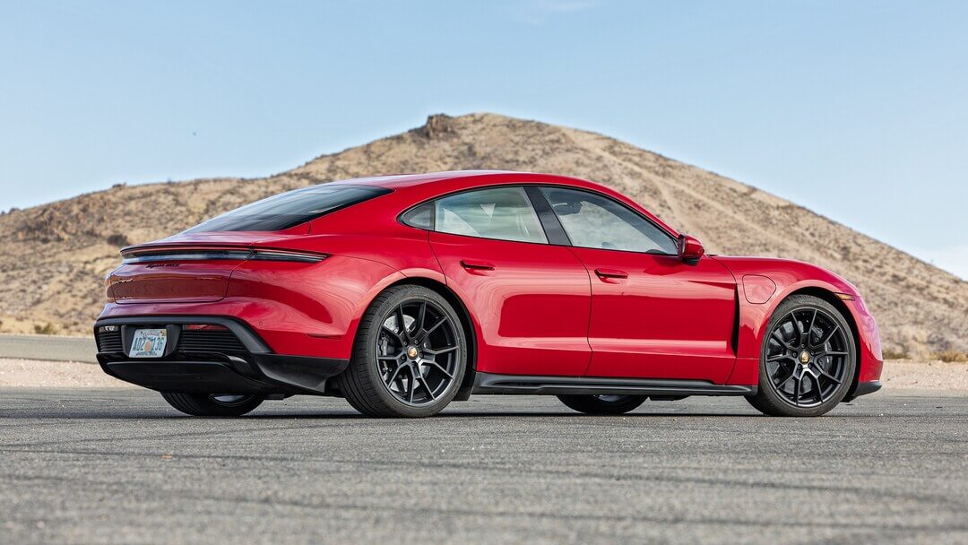 Porsche Taycan GTS (2022-2024) задняя часть в три четверти, вид в три четверти, диагональ, экстерьер