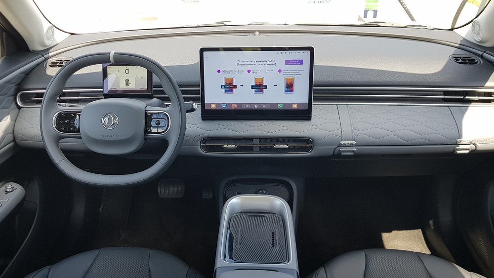 Dongfeng Box 42.3 kWh (2024-...) интерьер, переднее сиденье, водительское сиденье, приборная панель, рулевое колесо, информационно-развлекательная система, кокпит