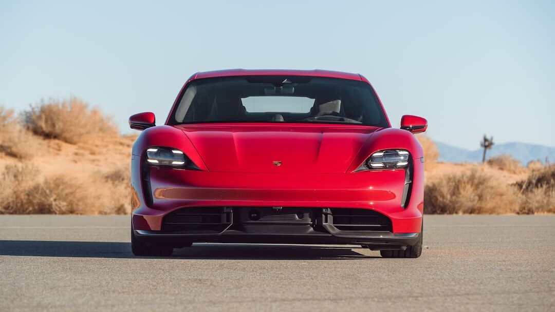 Porsche Taycan GTS (2022-2024) передняя часть, решетка радиатора, фары, бампер, экстерьер
