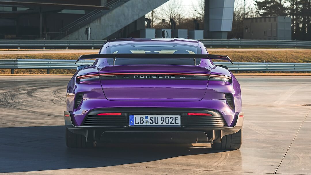 Porsche Taycan Turbo GT Weissach Package (2024-…) вид сзади, задние фонари, багажник, спойлер, эмблема, бампер, экстерьер