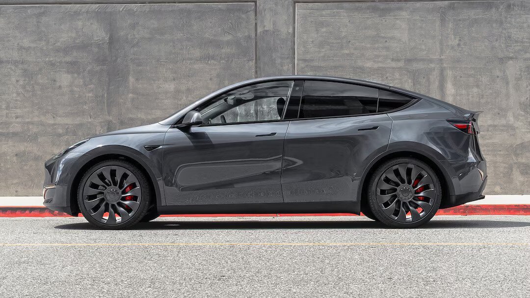 Tesla Model Y Performance (2020-2025) вид сбоку, силуэт, двери, колеса, экстерьер