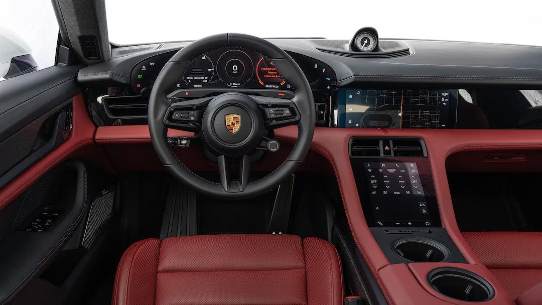 Porsche Taycan Turbo S (2020-2024) интерьер, переднее сиденье, водительское сиденье, приборная панель, рулевое колесо, информационно-развлекательная система, кокпит