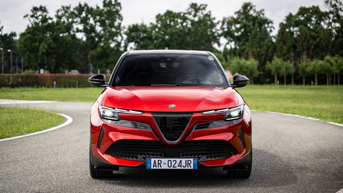 Фото Alfa Romeo Junior Elettrica 54 kWh (2024-...) вид спереди