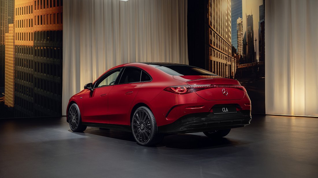 Mercedes CLA 250+ (2025-...) задняя часть в три четверти, вид в три четверти, диагональ, экстерьер