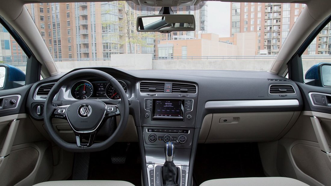 Volkswagen e-Golf 24.2 kWh (2014-2016) интерьер, переднее сиденье, водительское сиденье, приборная панель, рулевое колесо, информационно-развлекательная система, кокпит