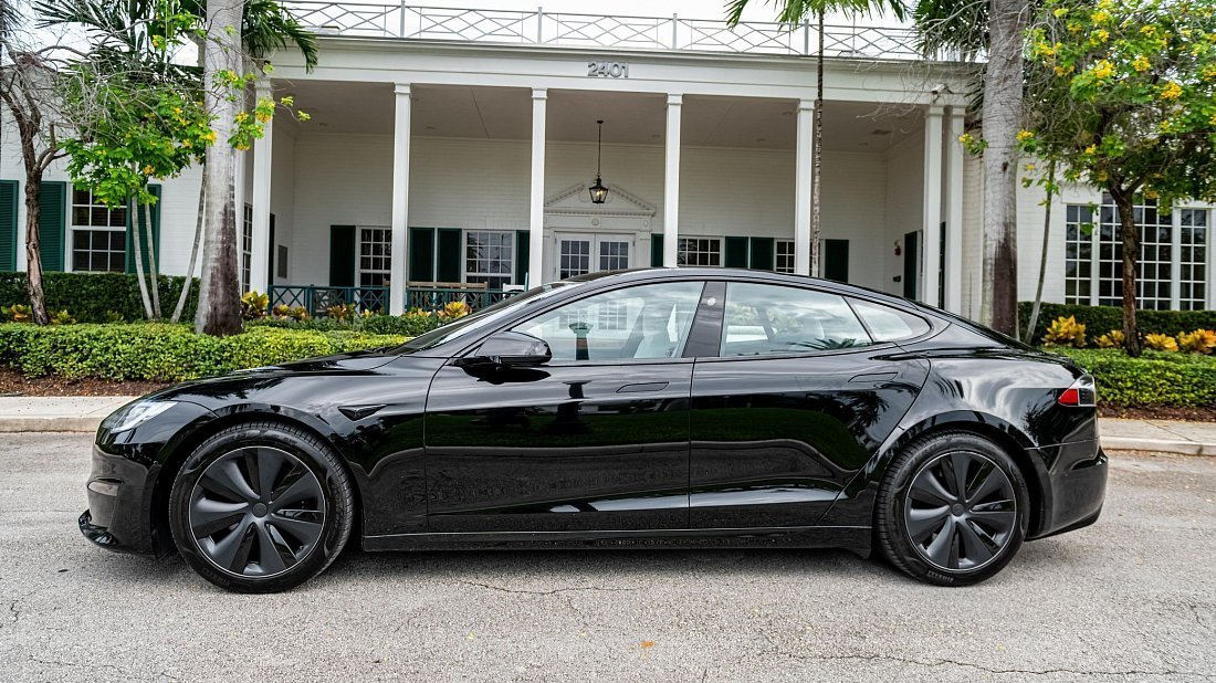Tesla Model S Dual Motor (2021-…) вид сбоку, силуэт, двери, колеса, экстерьер