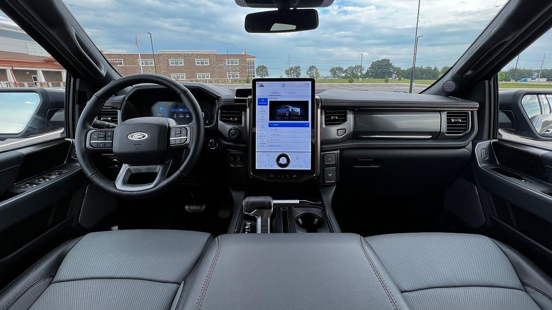 Ford F-150 Lightning Standard Range (2022-…) интерьер, переднее сиденье, водительское сиденье, приборная панель, рулевое колесо, информационно-развлекательная система, кокпит