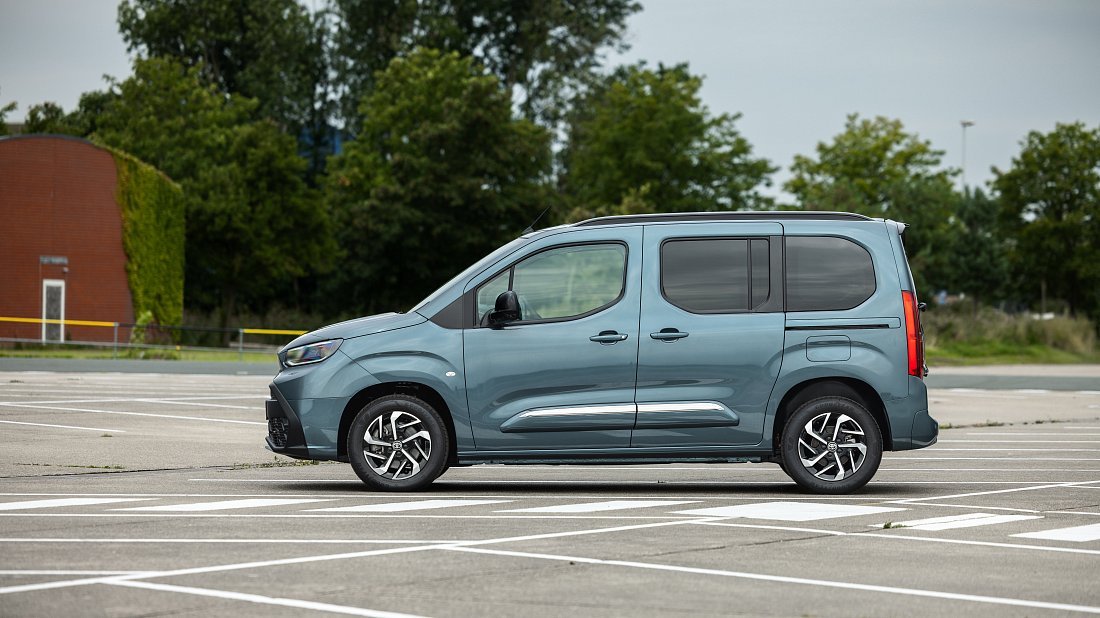 Фото Toyota Proace City Verso Electric L1 52 kWh (2024-...) вид сбоку