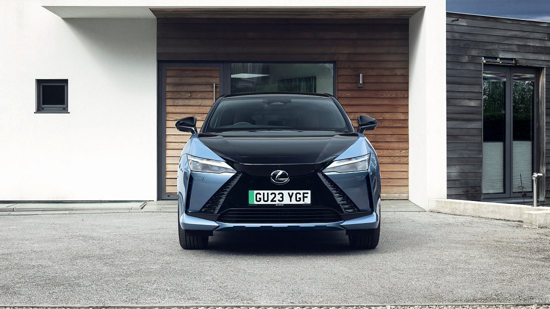 Lexus RZ 450e (2022-…) передняя часть, решетка радиатора, фары, бампер, экстерьер