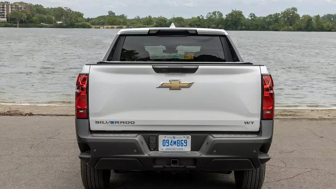 Chevrolet Silverado EV Work Truck Standard Range (2025-…) вид сзади, задние фонари, багажник, спойлер, эмблема, бампер, экстерьер