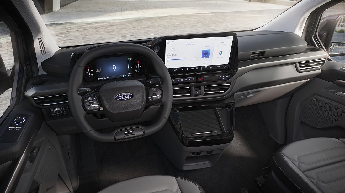 Ford e-Tourneo Custom L1 210 kW (2024-...) интерьер, переднее сиденье, водительское сиденье, приборная панель, рулевое колесо, информационно-развлекательная система, кокпит