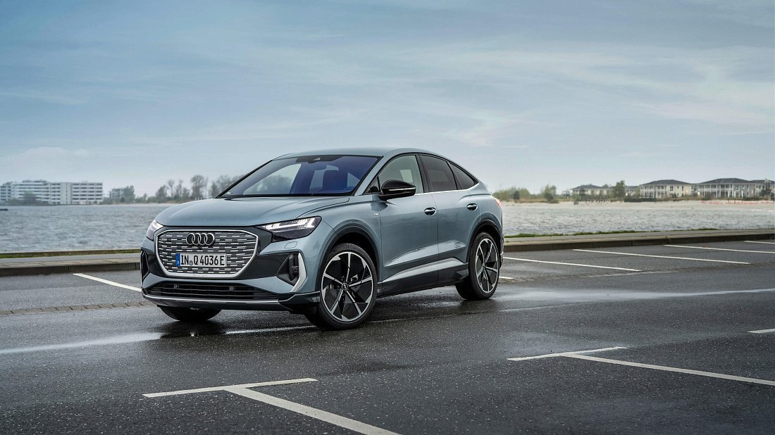 Audi Q4 Sportback e-tron 45 (2023-…) вид спереди, спереди сбоку, по диагонали, экстерьер