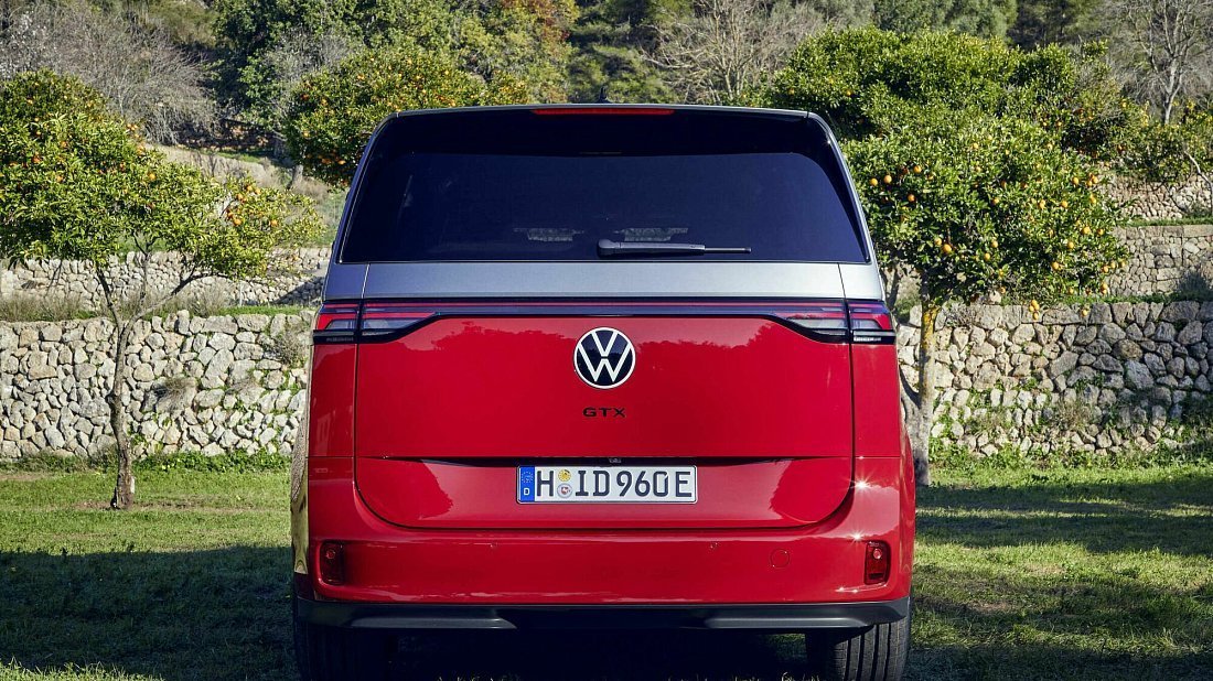 Volkswagen ID.Buzz Long GTX (2024-…) вид сзади, задние фонари, багажник, спойлер, эмблема, бампер, экстерьер