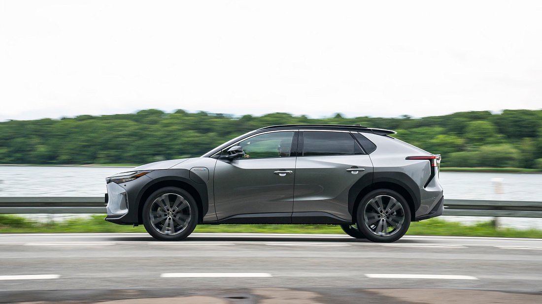 Toyota bZ4X AWD (2022-2025) вид сбоку, силуэт, двери, колеса, экстерьер