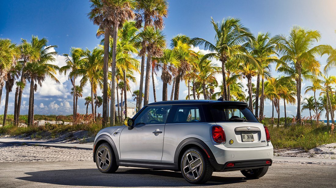 Mini Cooper SE (2020-2021) задняя часть в три четверти, вид в три четверти, диагональ, экстерьер