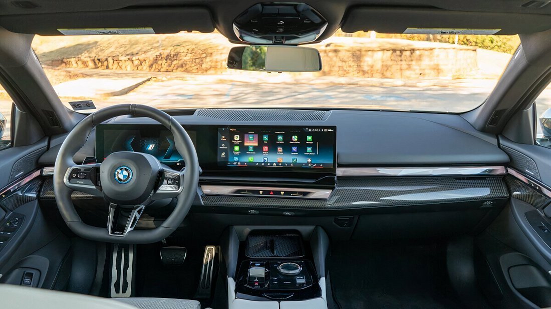 BMW i5 xDrive40 (2025-…) интерьер, переднее сиденье, водительское сиденье, приборная панель, рулевое колесо, информационно-развлекательная система, кокпит