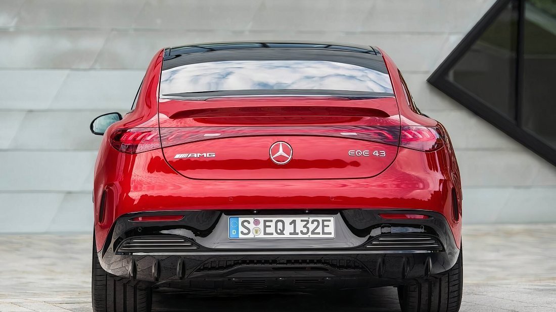 Mercedes EQE AMG 43 4MATIC (2022-…) вид сзади, задние фонари, багажник, спойлер, эмблема, бампер, экстерьер
