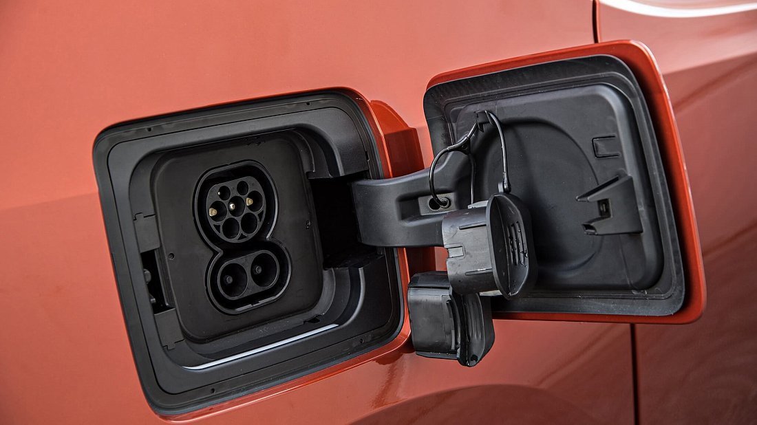 BMW i3 BEV 60 Ah (2013-2017) порт для зарядки (Европа), зарядка, разъем, штекер, коннектор