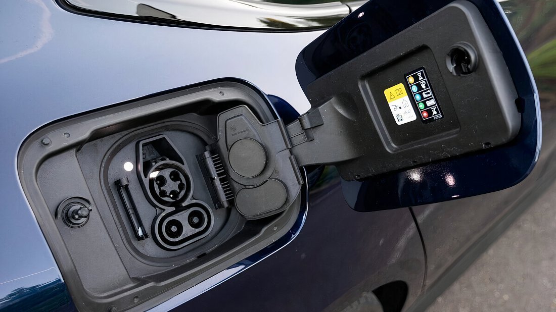 BMW i4 eDrive35 (2024-…) порт для зарядки (США), зарядка, разъем, штекер, коннектор