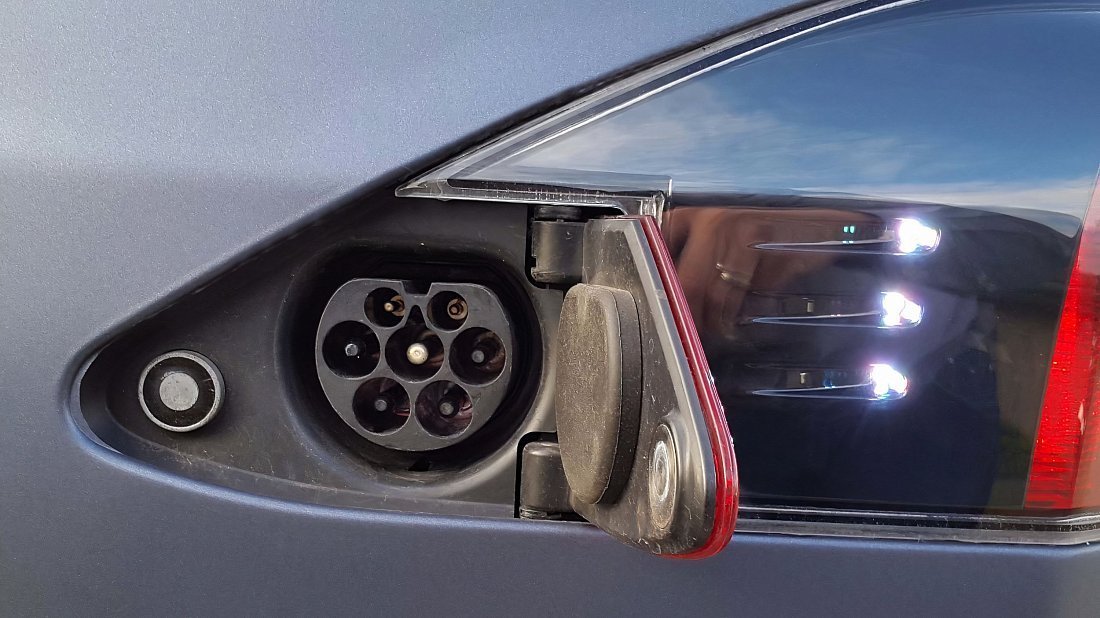 Tesla Model X Standard Range (2019-2020) порт для зарядки (Европа), зарядка, разъем, штекер, коннектор