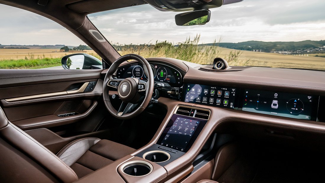 Porsche Taycan Turbo S (2024-…) интерьер, переднее сиденье, водительское сиденье, приборная панель, рулевое колесо, информационно-развлекательная система, кокпит