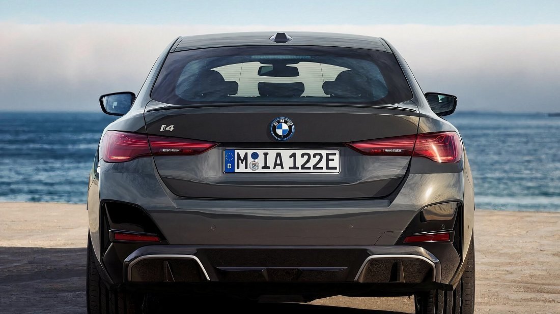 BMW i4 xDrive40 (2024-…) вид сзади, задние фонари, багажник, спойлер, эмблема, бампер, экстерьер