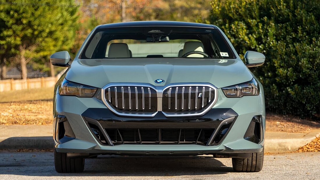 BMW i5 xDrive40 (2025-…) передняя часть, решетка радиатора, фары, бампер, экстерьер