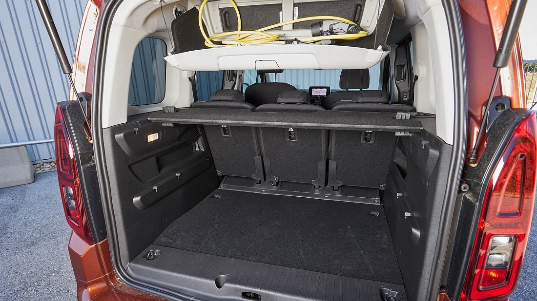 Opel Combo Electric Life 50 kWh (2021-2024) багажник, сиденья подняты, грузовое пространство, объем багажника, вместимость багажника, место для хранения