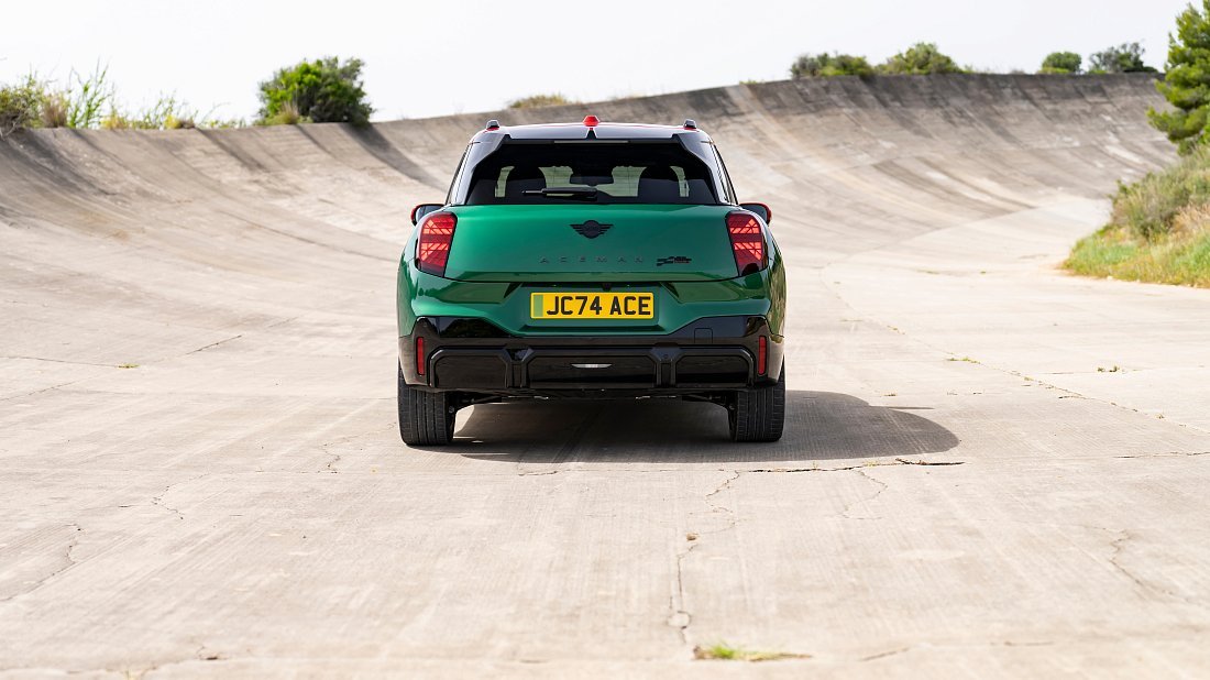 Mini Aceman JCW (2024-…) вид сзади, задние фонари, багажник, спойлер, эмблема, бампер, экстерьер