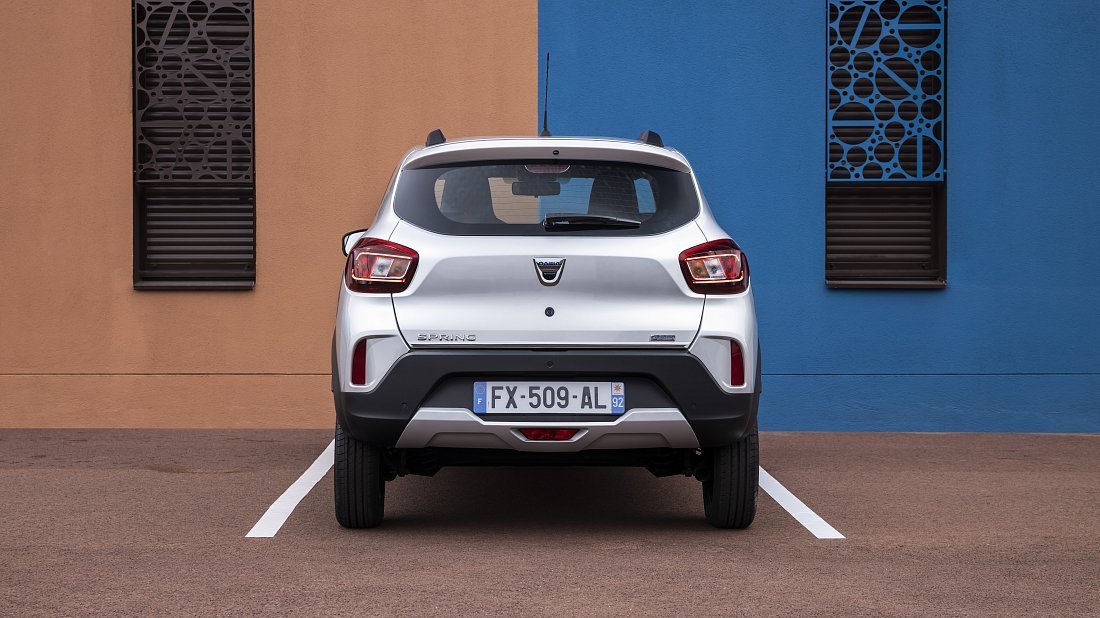 Фото Dacia Spring Electric (2021-2022) вид сзади, задние фонари