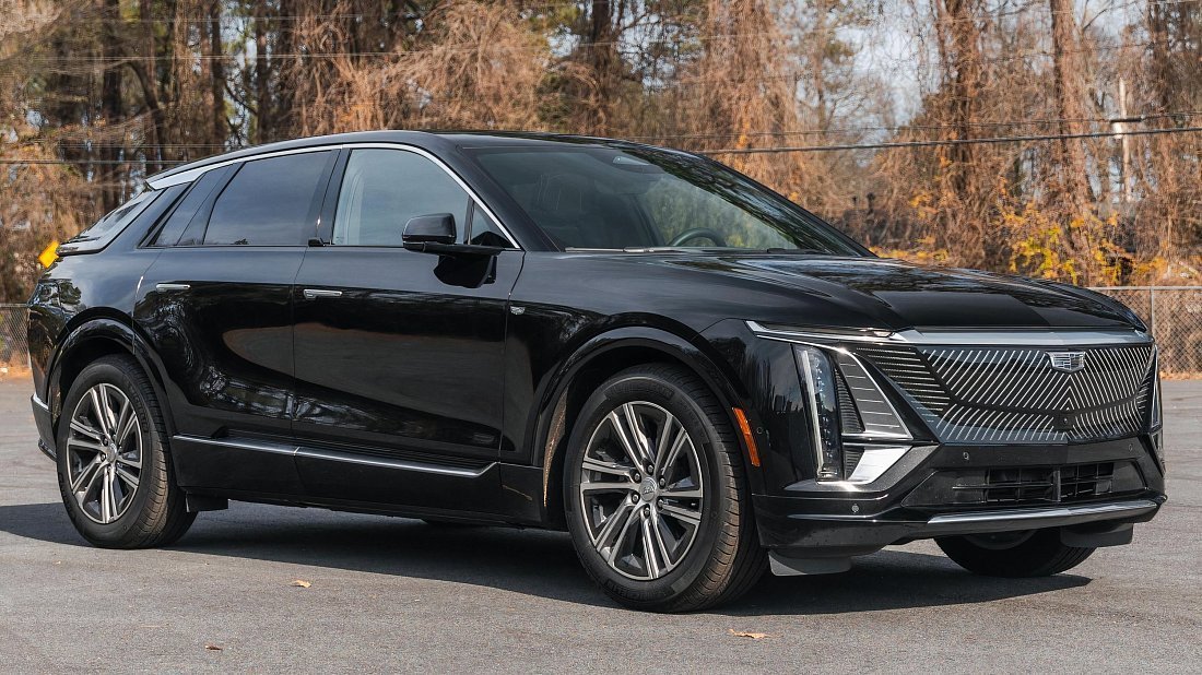 Cadillac Lyriq RWD (2022-…) вид спереди, спереди сбоку, по диагонали, экстерьер