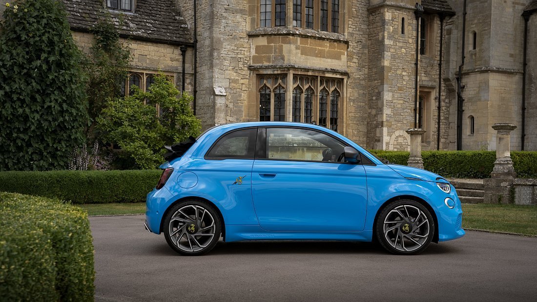 Abarth 500e Convertible (2023-…) вид сбоку, силуэт, двери, колеса, экстерьер