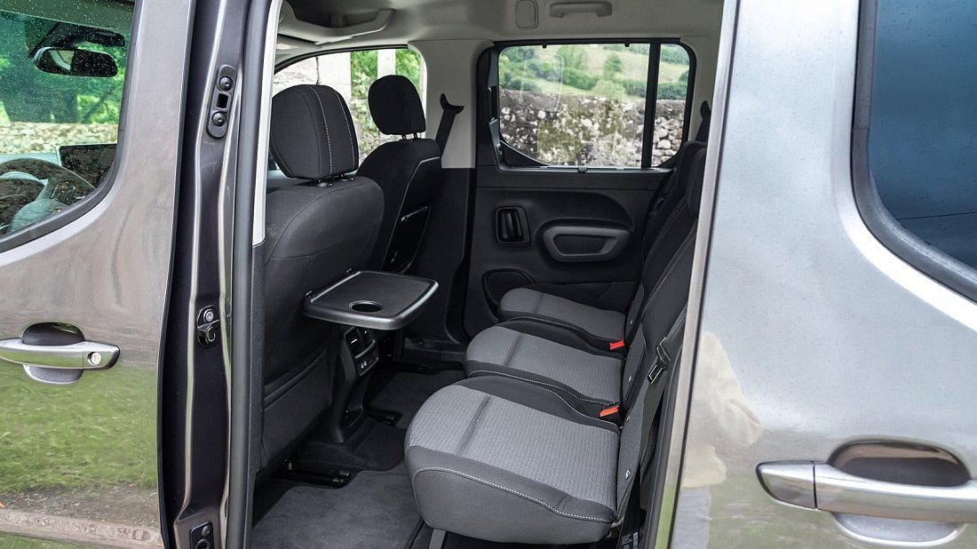 Toyota Proace City Verso Electric L2 50 kWh (2021-2024) задние сиденья, пассажирские сиденья, пространство для ног, пространство над головой, интерьер