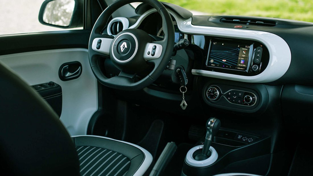 Renault Twingo Z.E. (2020-2024) интерьер, переднее сиденье, водительское сиденье, приборная панель, рулевое колесо, информационно-развлекательная система, кокпит