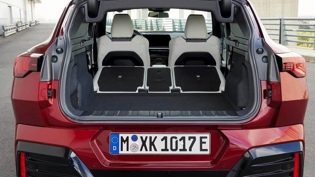BMW iX2 xDrive30 (2023-…) багажник, увеличенный объем, сиденья сложены, максимальный объем, максимальный груз, максимальная вместимость, максимальное пространство для хранения