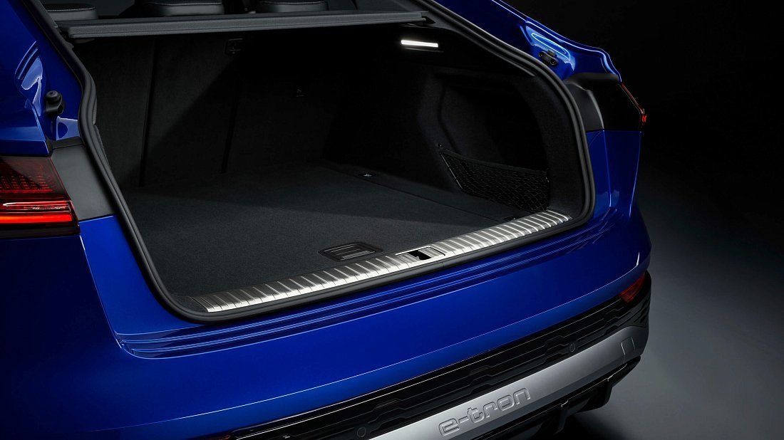 Audi SQ8 Sportback e-tron (2023-…) багажник, сиденья подняты, грузовое пространство, объем багажника, вместимость багажника, место для хранения