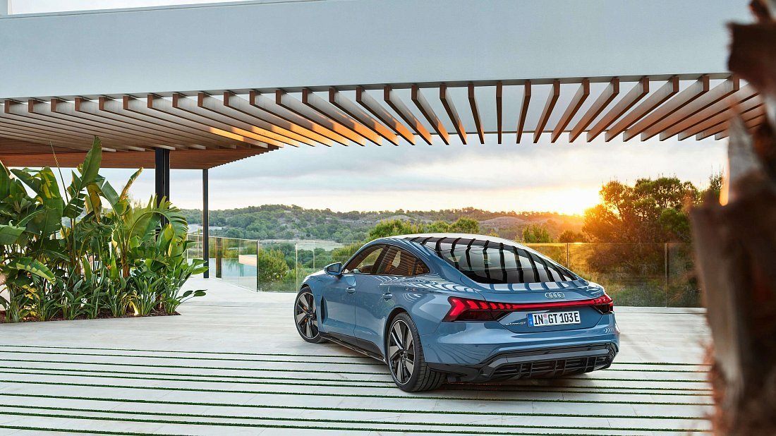 Audi e-tron GT quattro (2021-2024) задняя часть в три четверти, вид в три четверти, диагональ, экстерьер