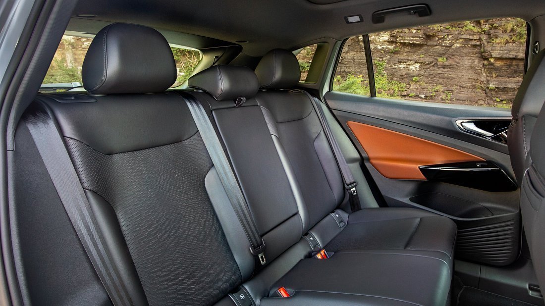 Volkswagen ID.4 Pro (2021-2022) задние сиденья, пассажирские сиденья, пространство для ног, пространство над головой, интерьер