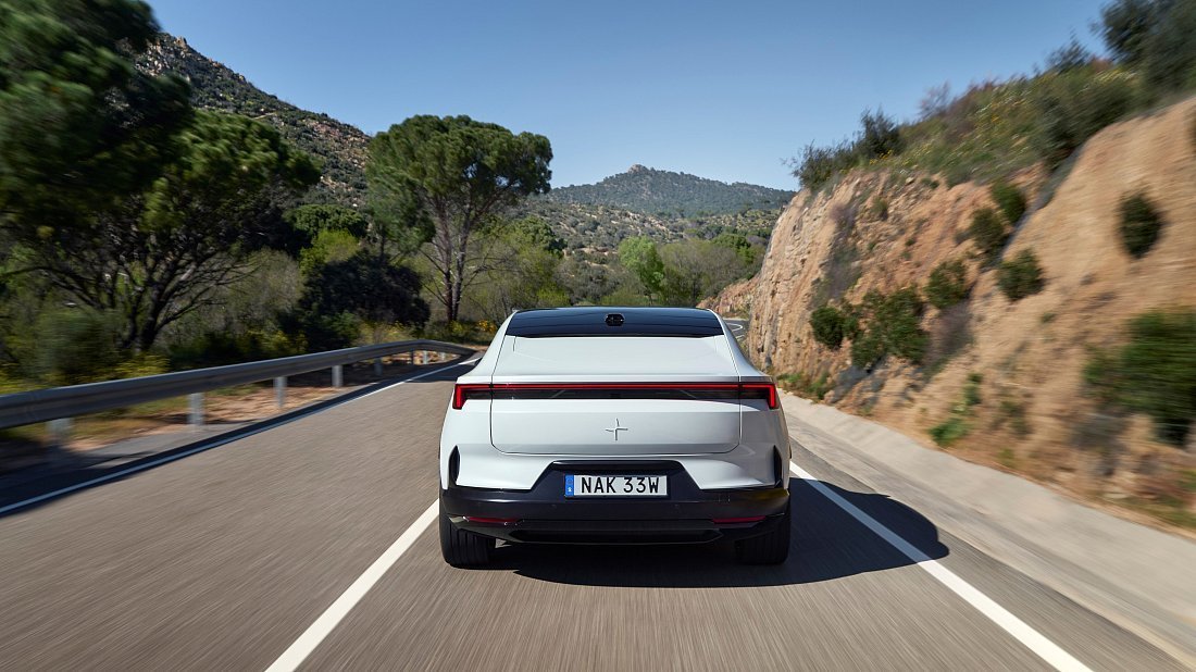 Polestar 4 Long Range Dual Motor (2024-…) вид сзади, задние фонари, багажник, спойлер, эмблема, бампер, экстерьер