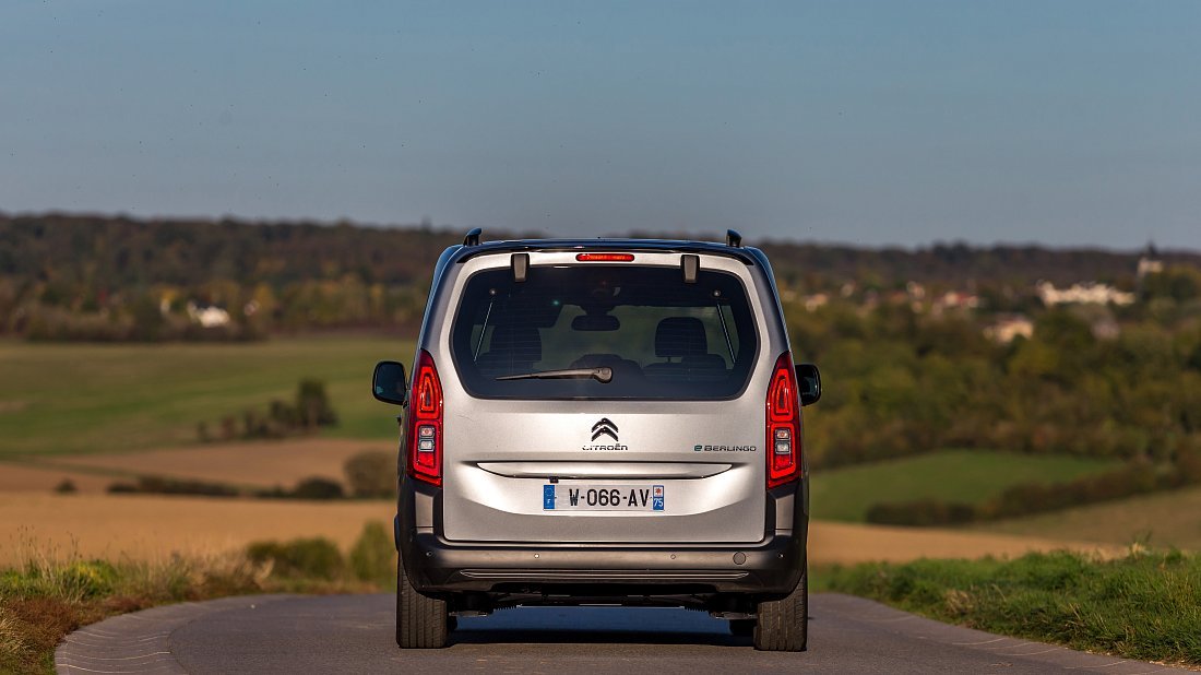 Citroën e-Berlingo M 50 kWh (2021-2024) вид сзади, задние фонари, багажник, спойлер, эмблема, бампер, экстерьер